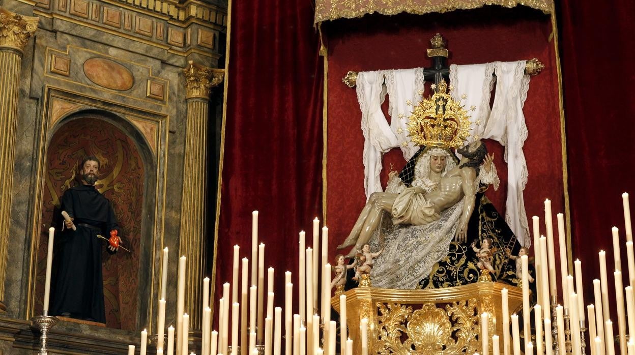 La Virgen de las Angustias, junto a una imagen de San Agustín, titular del templo y la orden en que se fundó la cofradía