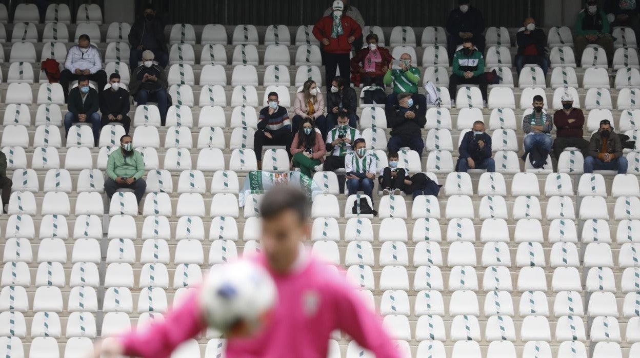 Luismi, difuminado en primer plano, en el calentamiento del último partido en El Arcángel