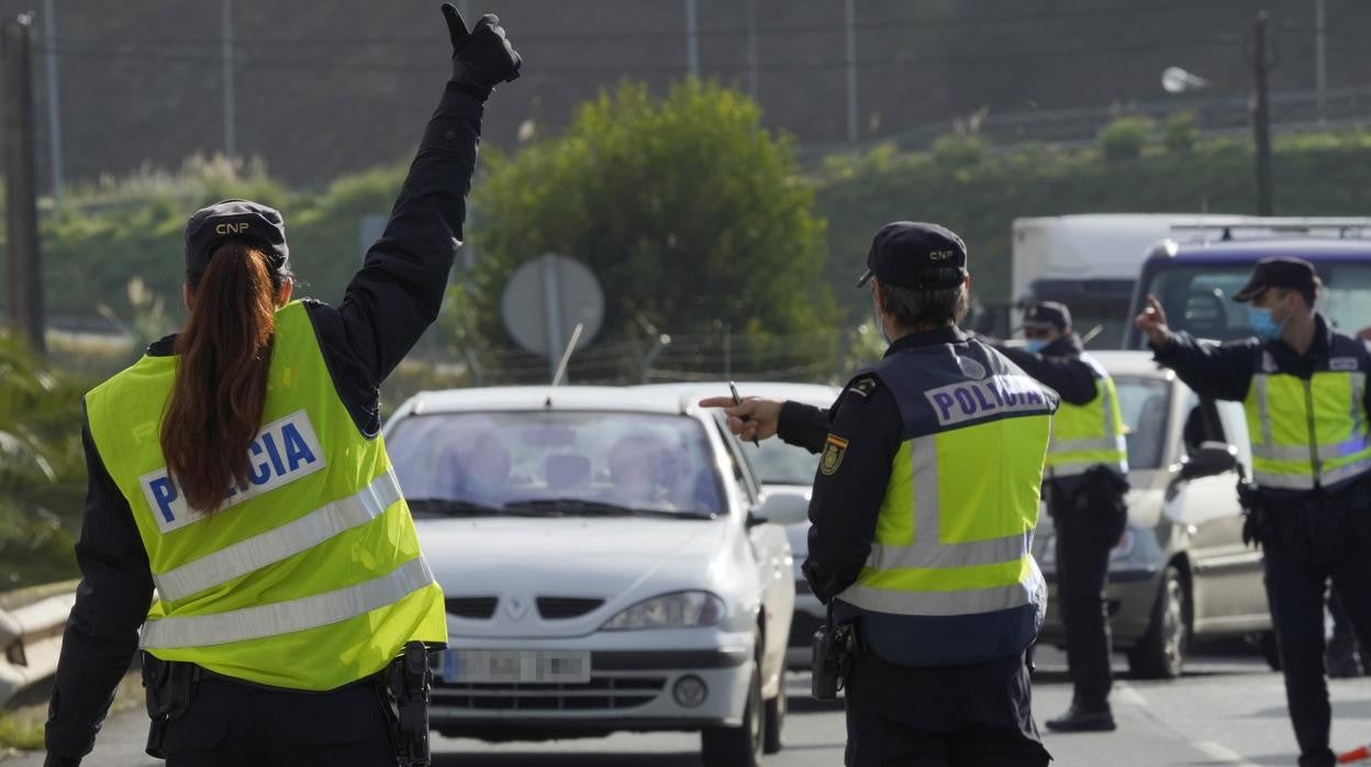 Control de la policía para evitar los desplazamientos no permitidos