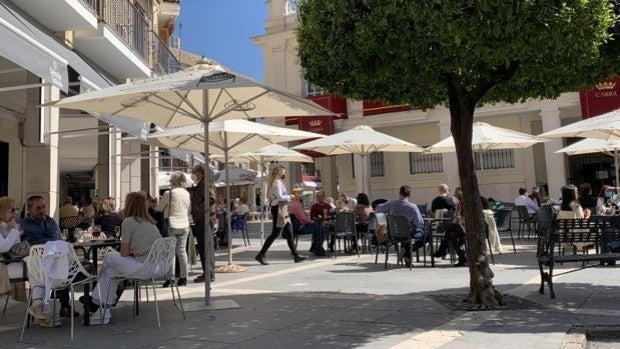 Los veladores de Cabra pueden ya ampliar su espacio a costa de las plazas de aparcamiento