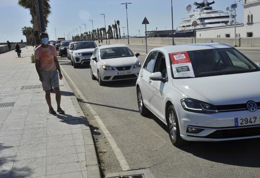 Fila de coches saliendo del dique de Levante en Málaga