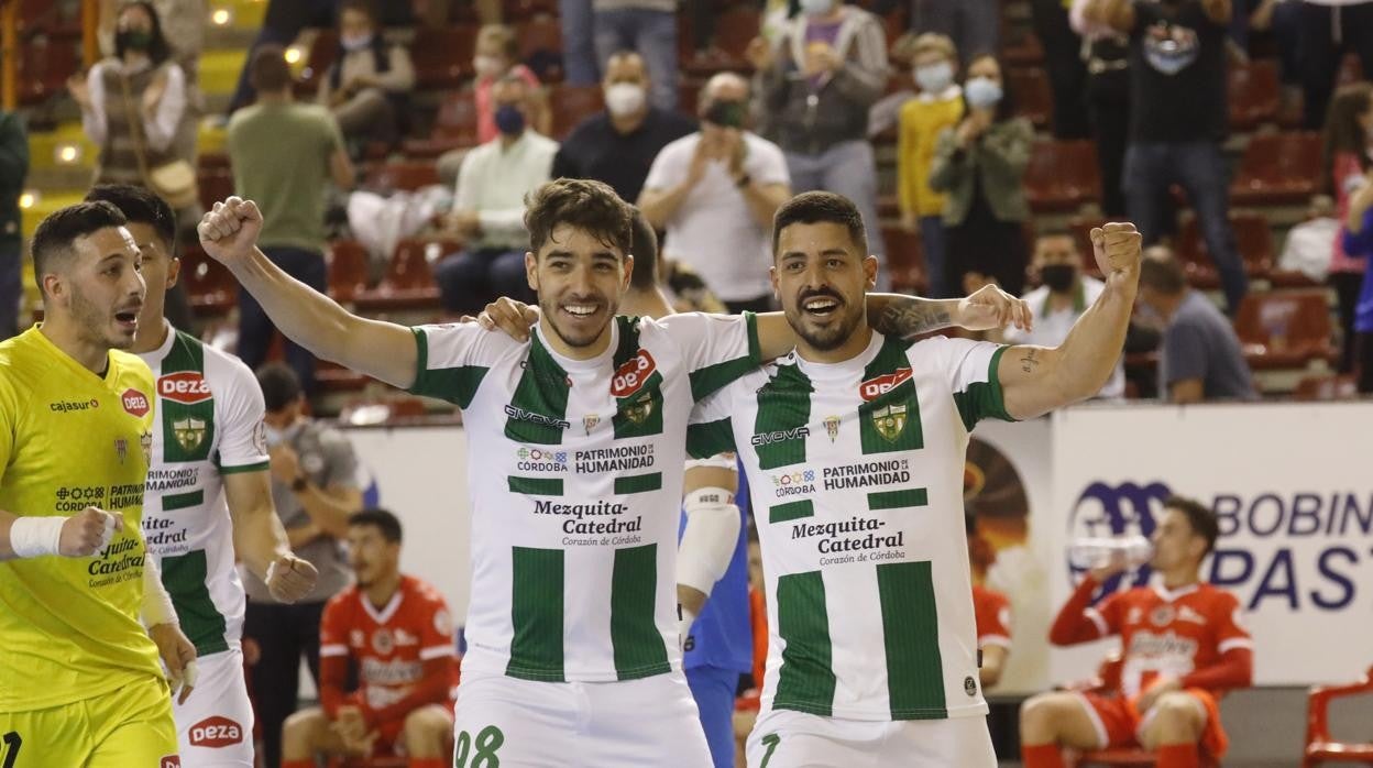 Jesús Rodríguez celebra el gol del 4-1 con Lucas Perin, este martes, contra el Cartagena