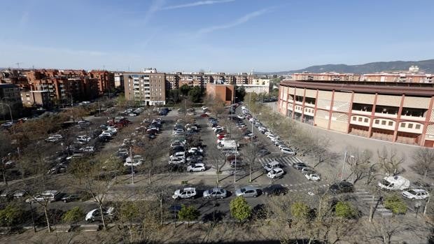 El Ayuntamiento de Córdoba se plantea recuperar el parking en superficie de la plaza de toros tras años en el cajón