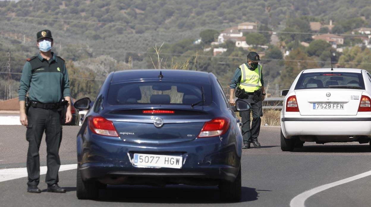 Agentes de la Guardia Civil,en un control de acceso a la localidad de Almodóvar del Río