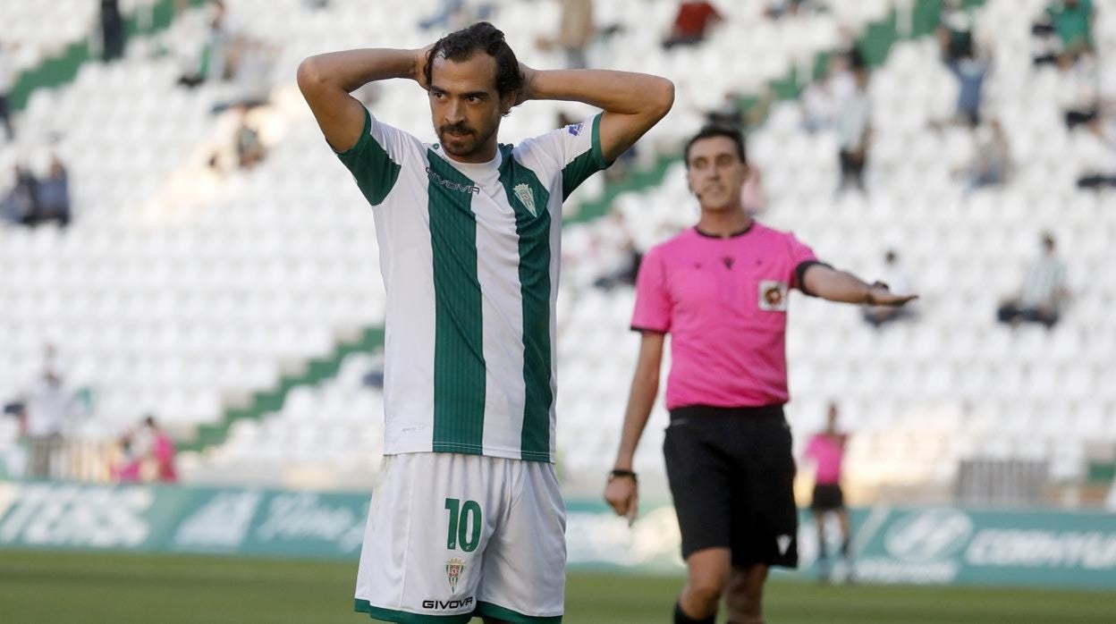 El medio del Córdoba CF Miguel de las Cuevas lamenta una oportunidad fallada ante el Lorca