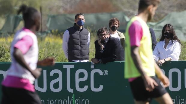 González Calvo arropa a la plantilla del Córdoba CF en el entrenamiento antes del partido definitivo