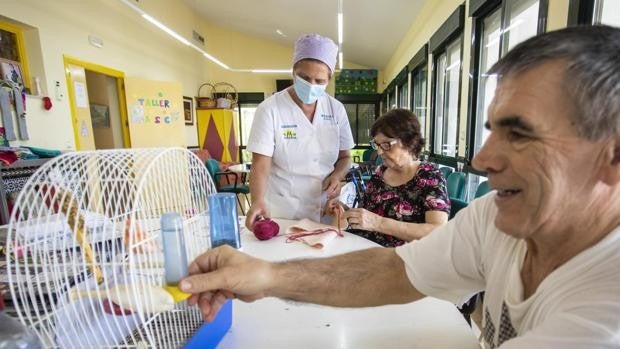 Andalucía saca a 16.000 personas de la lista de espera de la dependencia, aunque 5.000 murieron