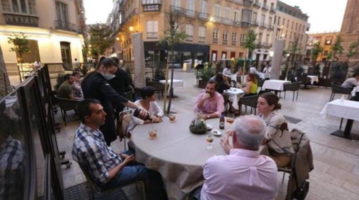 Las reuniones seguirán siendo de seis personas en el exterior y cuatro en el interior