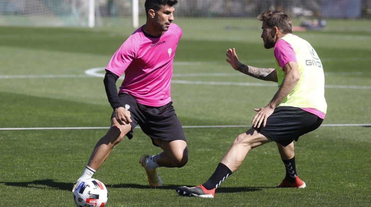 El delantero del Córdoba CF Willy regatea a Nahuel, en el entreno de este miércoles