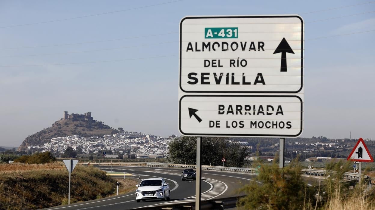 Señalizaciones de tráfico junto a Almodóvar del Río