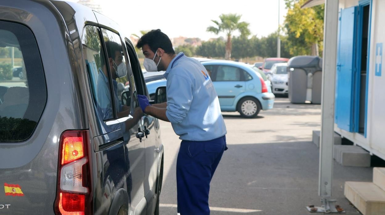 Un enfermero en un puesto de auto-covid en El Ejido