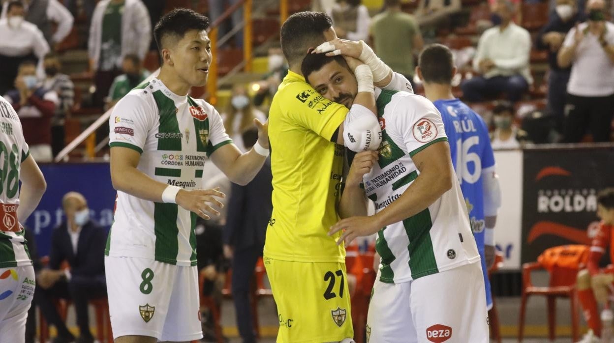 El cierre del Córdoba Patrimonio Jesús Rodríguez es felicitado tras marcar el gol 100 del equipo en Primera