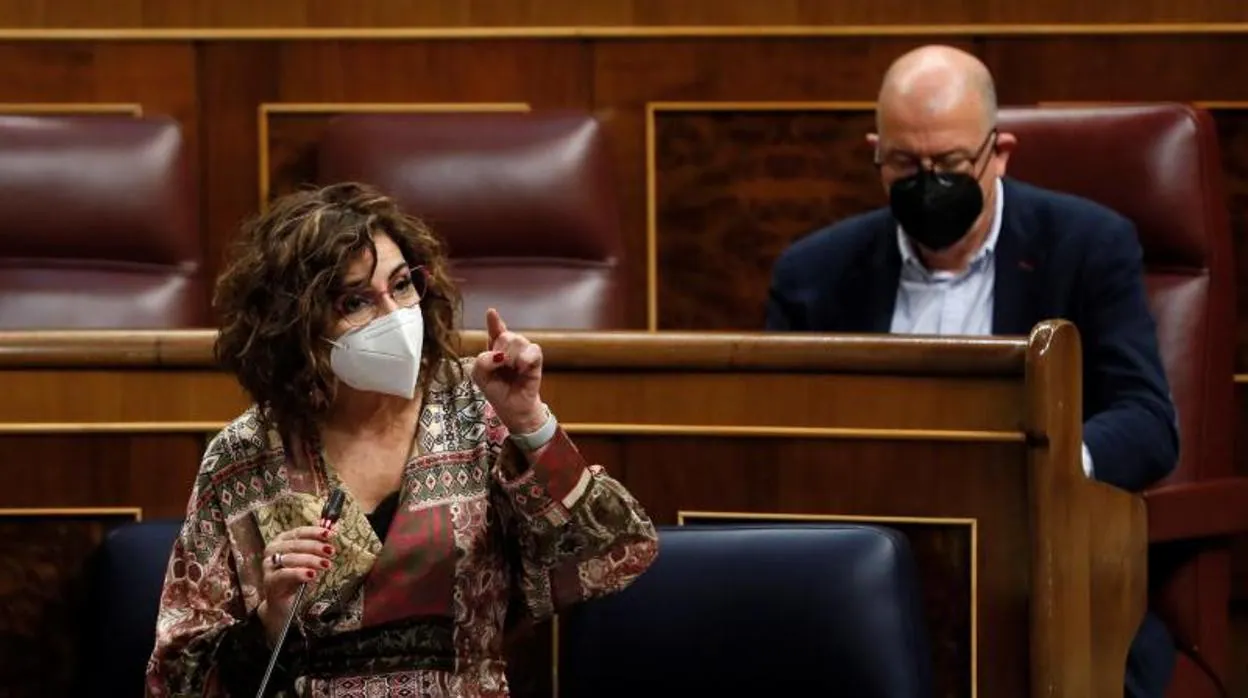 La ministra de Hacienda, María Jesús Montero, responde a una pregunta en el Parlamento