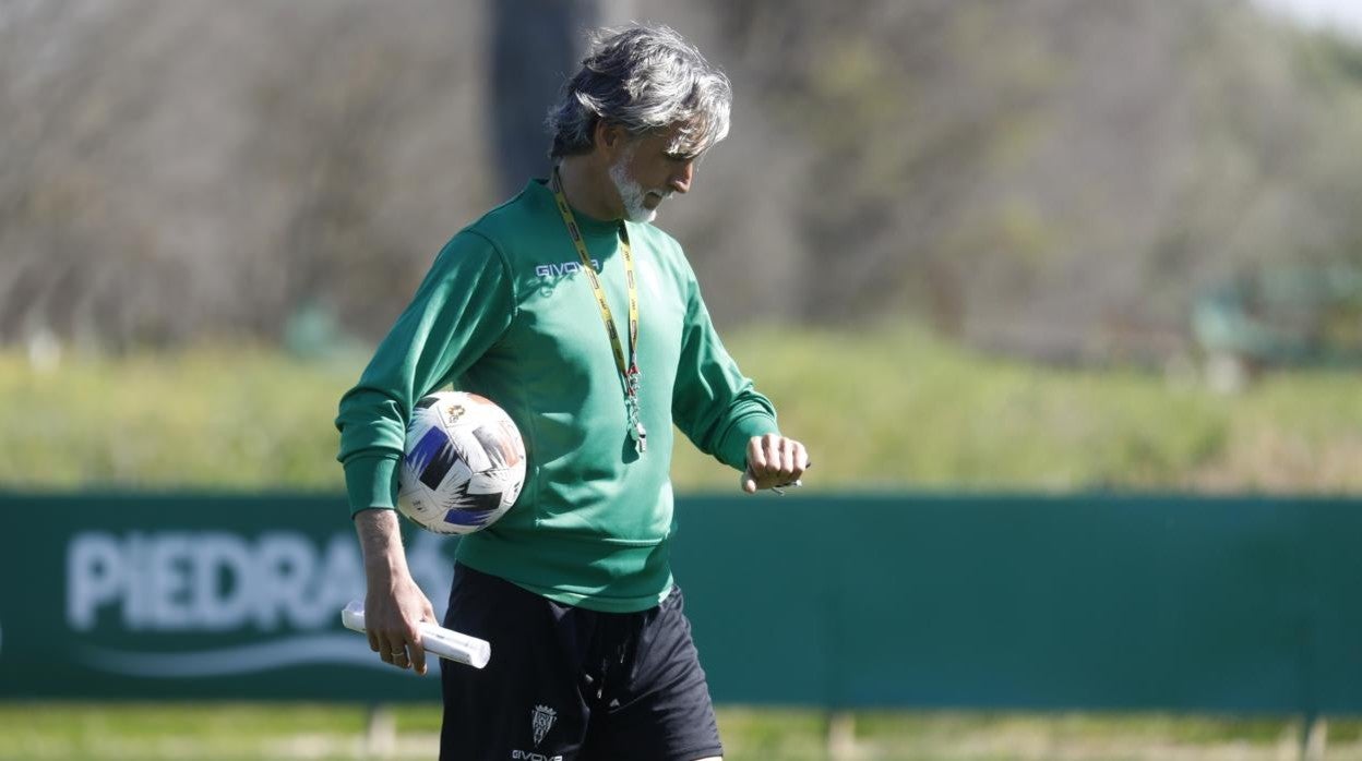 El entrenador del Córdoba CF, Pablo Alfaro, mira la hora en el entrenamiento de este miércoles