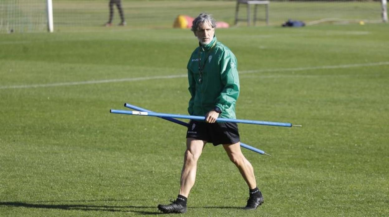 Pablo Alfaro, entrenador del Córdoba CF, durante un entrenamiento