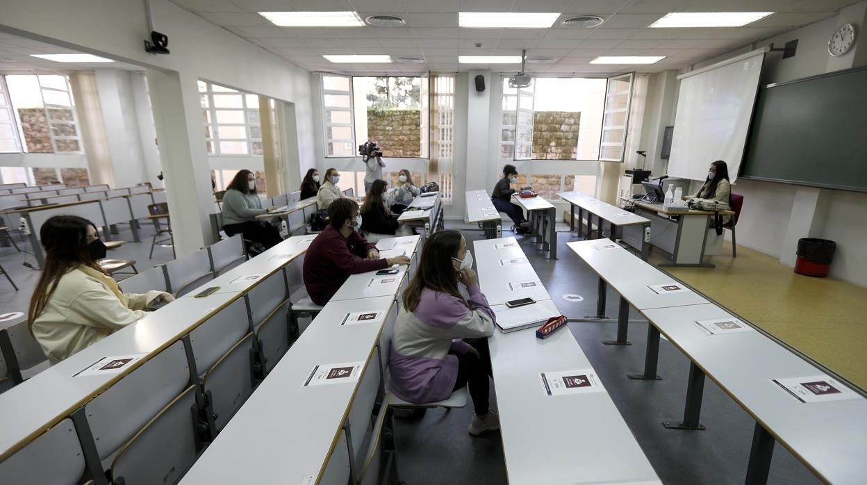 Alumnos en una clase de la Facultad de Ciencias del Trabajo de la UCO tras la vuelta de las clases presenciales