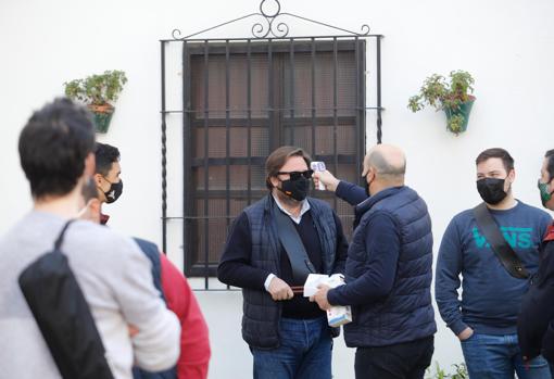 Javier León, el director, toma la temperatura a los músicos antes del ensayo