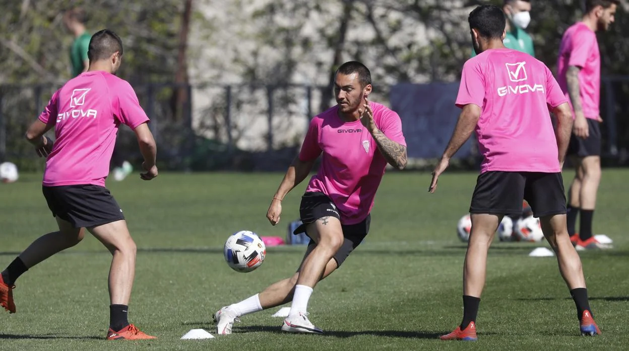 Moutinho presiona a Jesús Álvaro en el entrenamiento del miércoles en la Ciudad Deportiva
