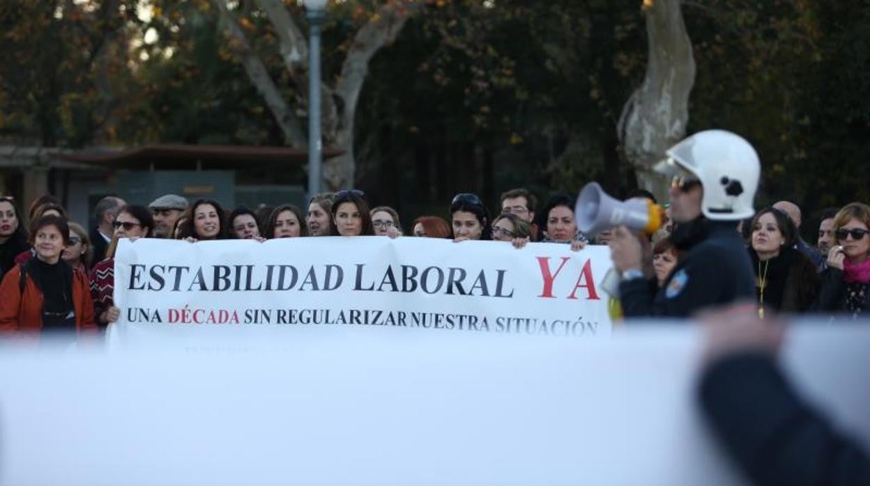 Protesta de interinos en Sevilla que reclaman su estabilidad