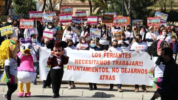 Más de 500 feriantes andaluces protestan en Lucena y piden ayudas y actividades tras año y medio parados