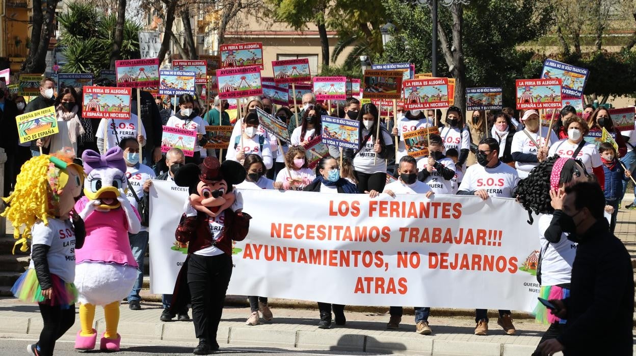 La cabecera de la manifestación de feriantes en Lucena con algunos conocidos personajes infantiles