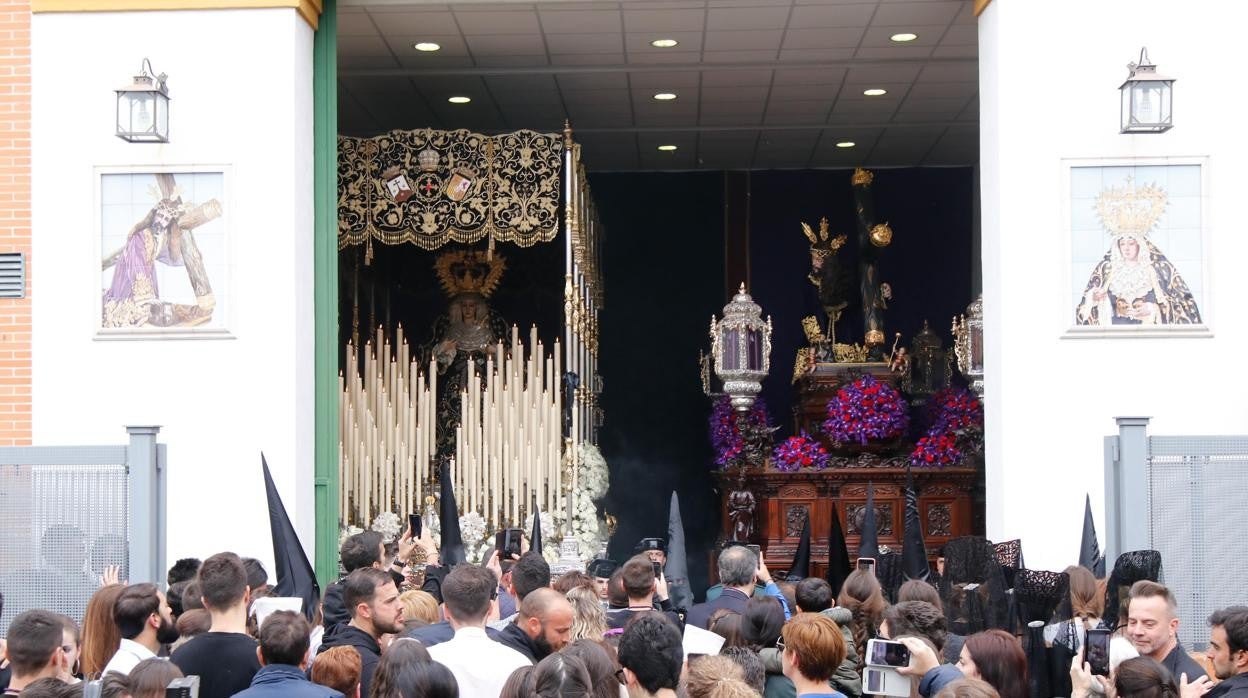 Nuestra Señora del Mayor Dolor en su Soledad y Nuestro Padre Jesús Caído, en el local del que salen