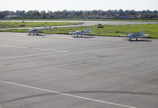 Avionetas aparcadas en el aeropuerto de Córdoba