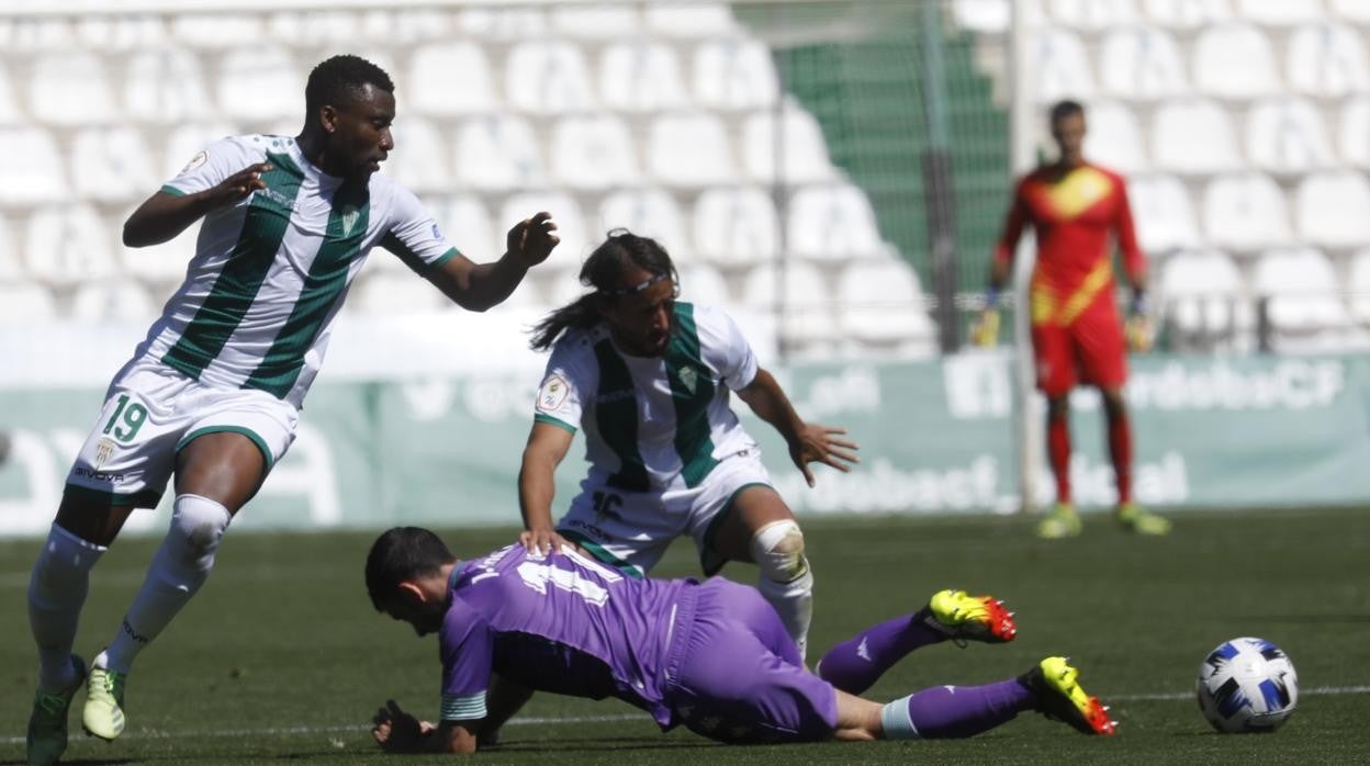 Mario Ortiz y Traoré, en una acción del Córdoba CF - Betis Deportivo de este domingo