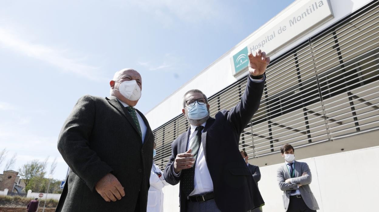 El consejero de Salud, hoy durante su visita al hospital de Montilla