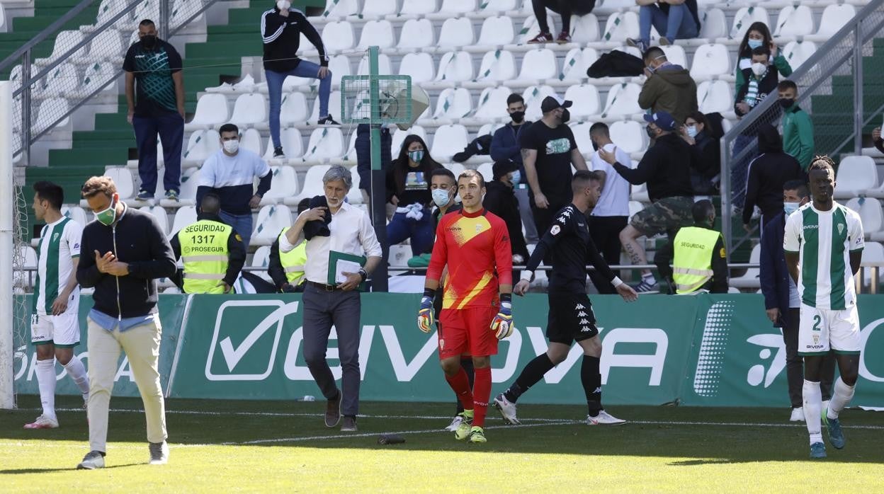 Los jugadores y el técnico se acercaron a la grada tras la derrota del Córdoba CF