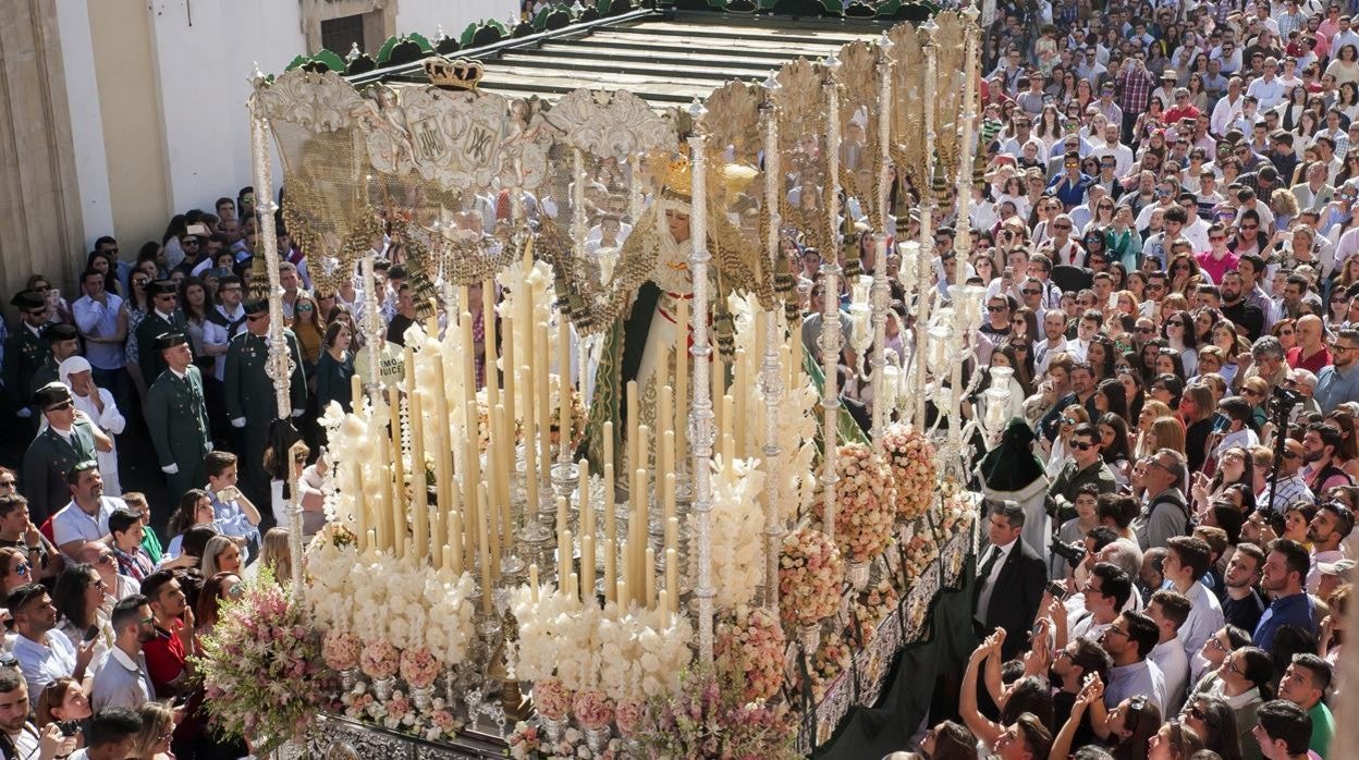 La Virgen de la Esperanza, al salir de San Andrés un Domingo de Ramos