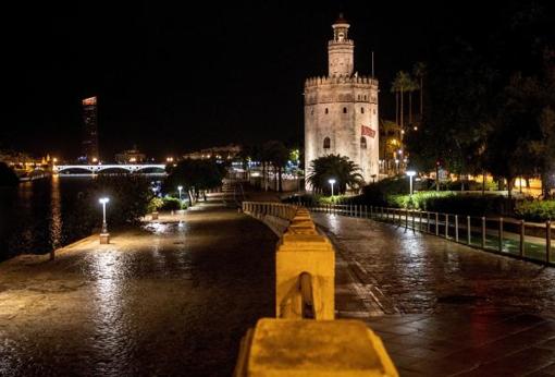 Imagen desierta de la Torre del oro y el paseo de Marqués de Contadero