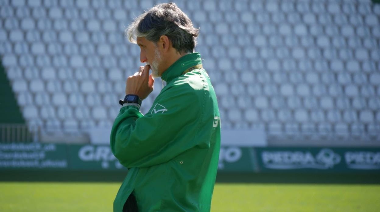 El entrenador del Córdoba, Pablo Alfaro, en el entrenamiento de ayer lunes tras la debacle