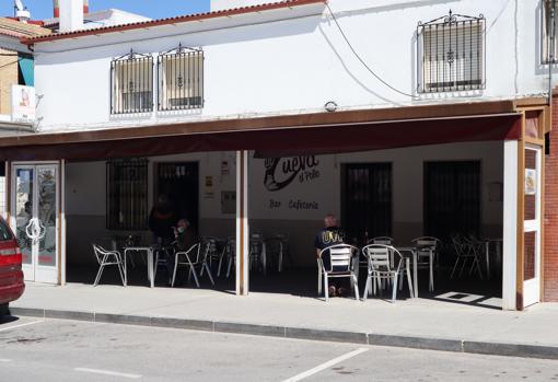 Dos clientes de un bar del centro de Doña Mencía