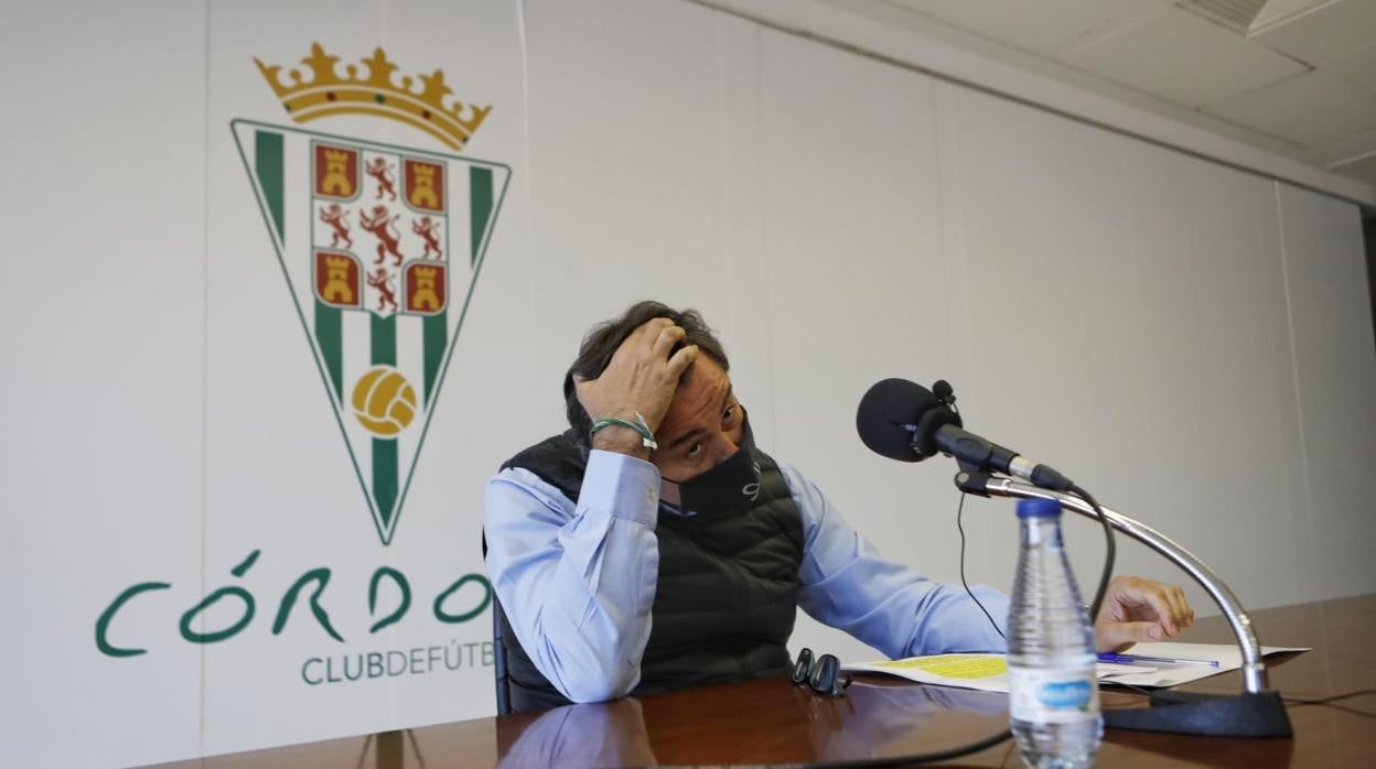 El consejero delegado del Córdoba CF, Javier González Calvo, en la rueda de prensa de este martes