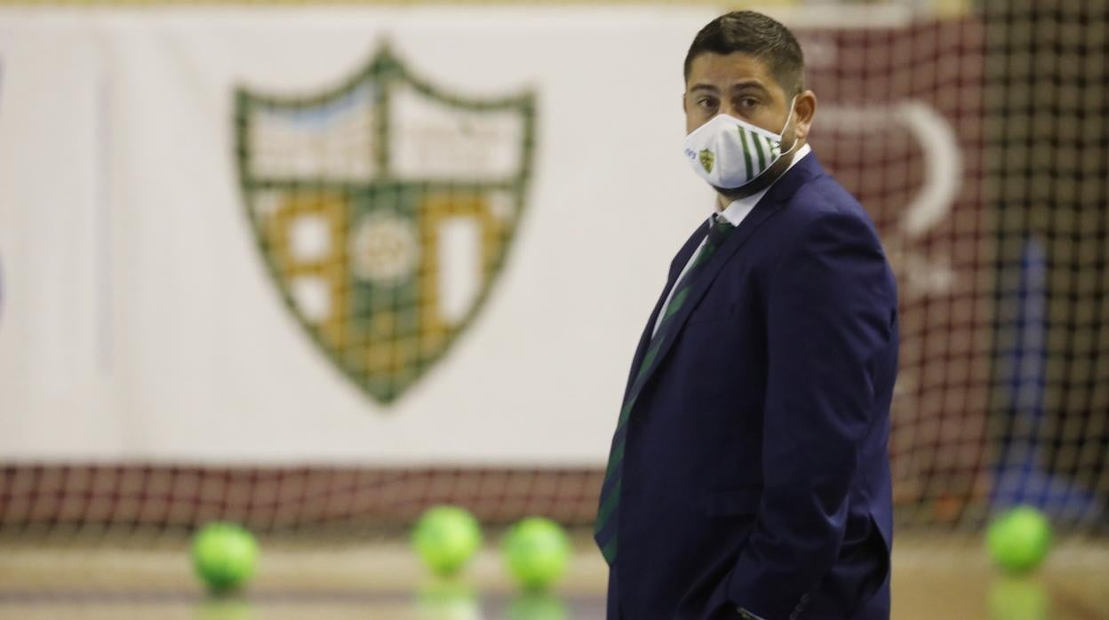 El entrenador del Córdoba Patrimonio, Josan González, en el partido ante el Jimbee Cartagena