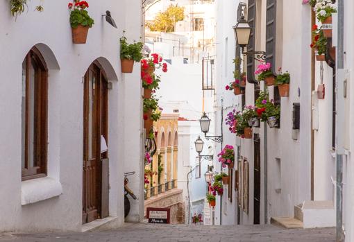 Mojácar invita a pasear entre sus estrechas calles blancas.