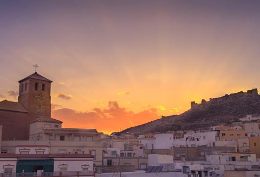 Puesta de sol en Tabernas con la imagen de su iglesia y castillo.