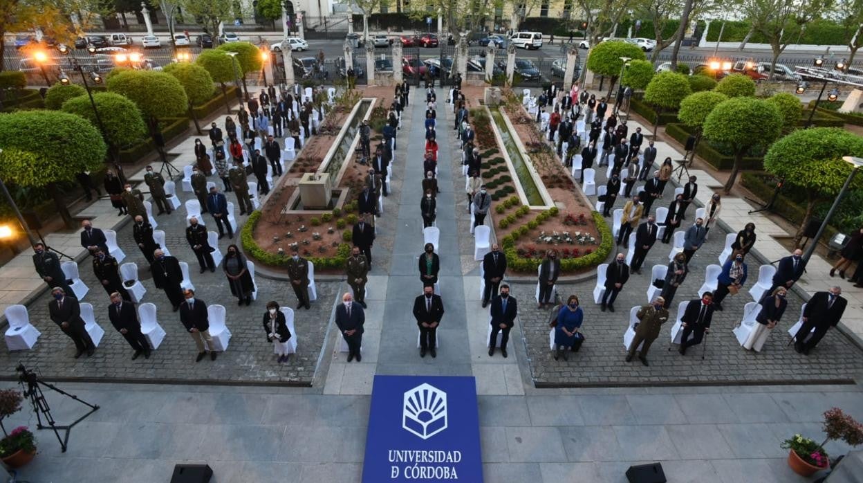 Foto de familia de los asistentes al acto en el Rectorado de la Universidad de Córdoba