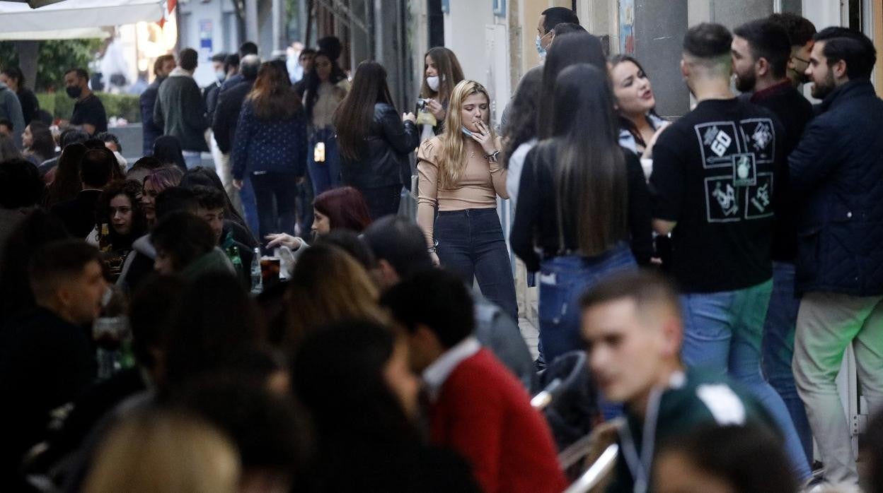 Veladores y grupos de jóvenes en la calle la Plata de Córdoba a primeros de marzo