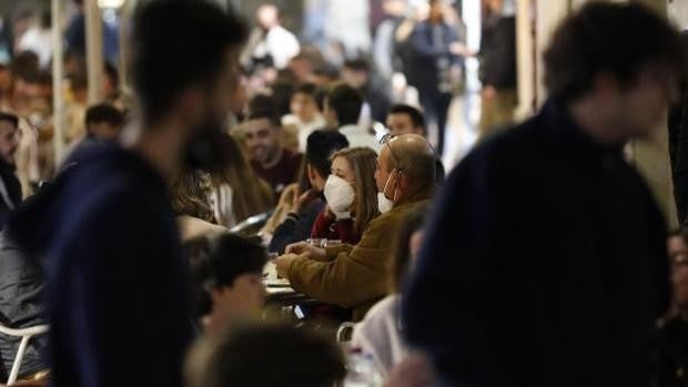 Andalucía rechaza adelantar el cierre de comercio y bares como sondeó el Gobierno