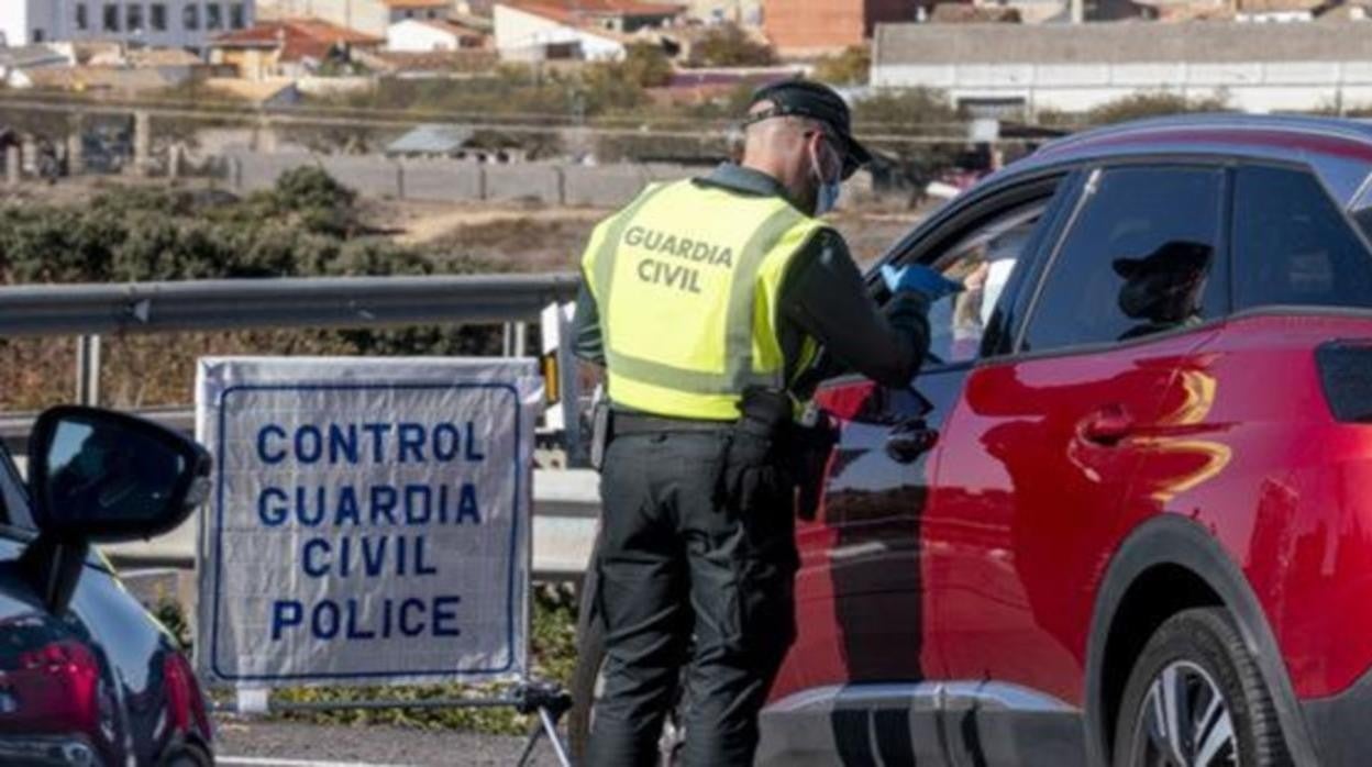 Un agente de la Guardia Civil en un control