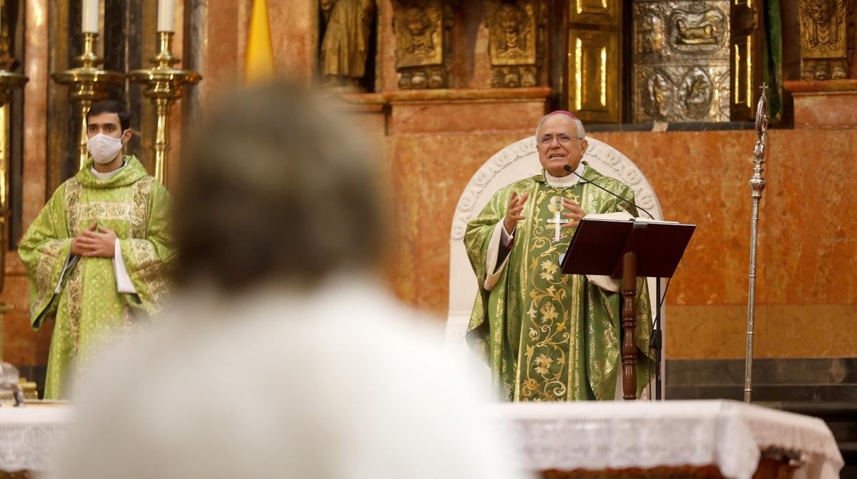 El obispo, Demetrio Fernández, oficiando una misa