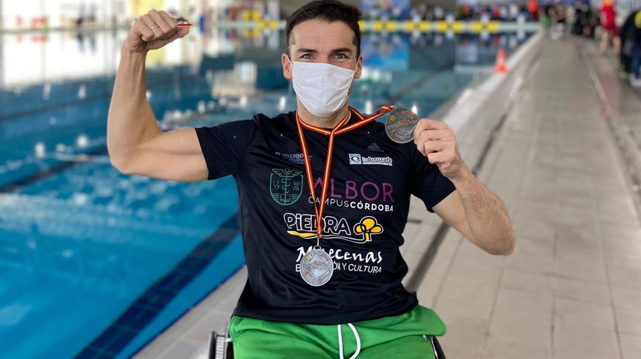 El nadador de Bujalance Paco Salinas, con las medallas en la piscina de Castellón