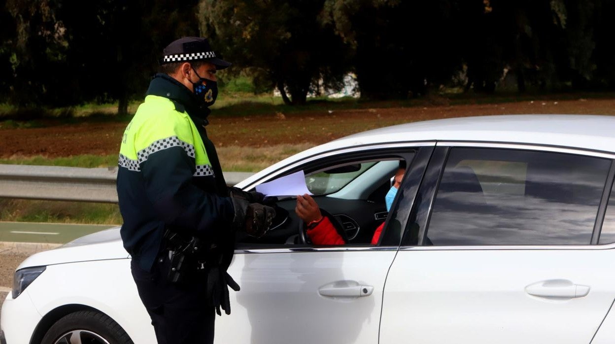 Un agente en un control perimetral en Córdoba