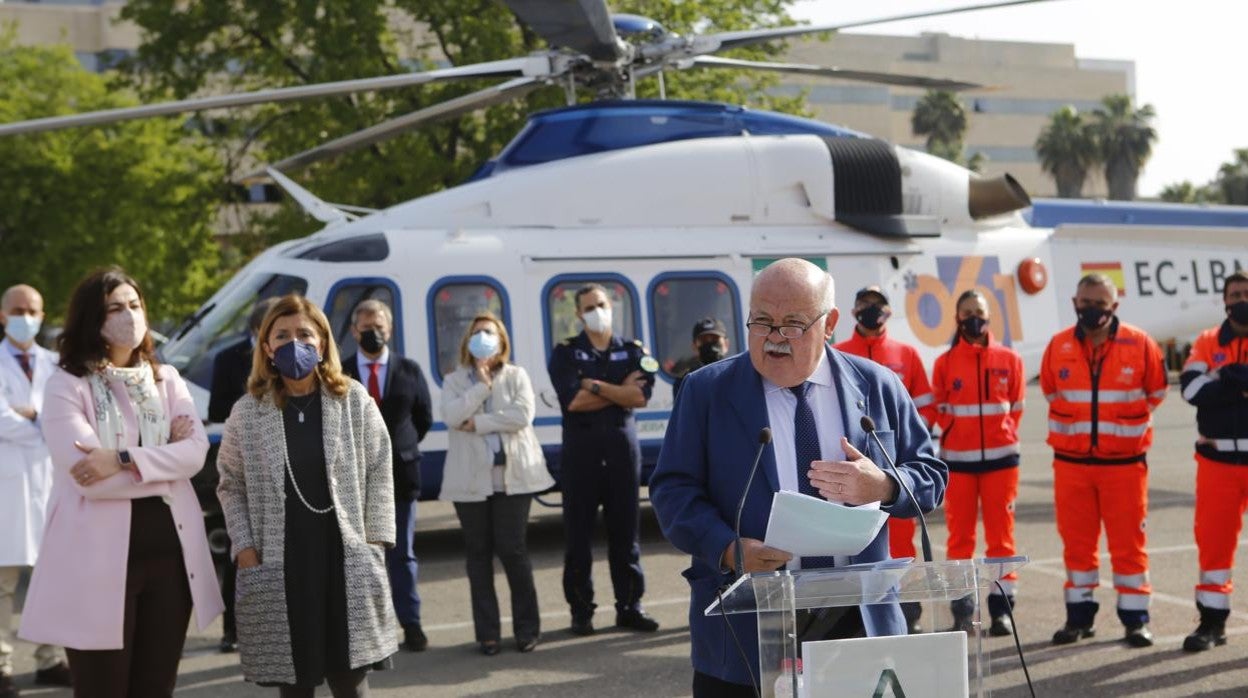 El consejero de Salud, Jesús Aguirre, hoy durante la presentación de los helicópteros del 061