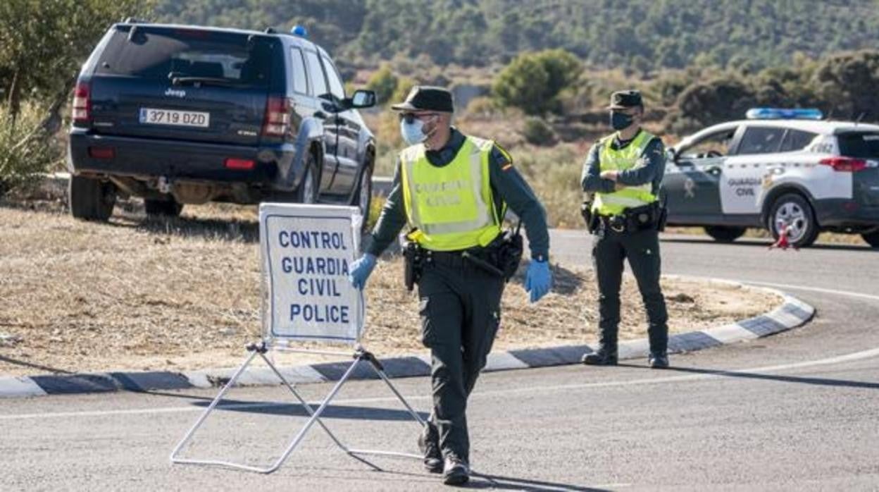 Agentes de la Guardia Civil en un control