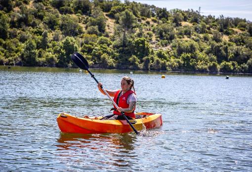 Una joven, en kayak en una actividad de Río Secreto de Hornachuelos