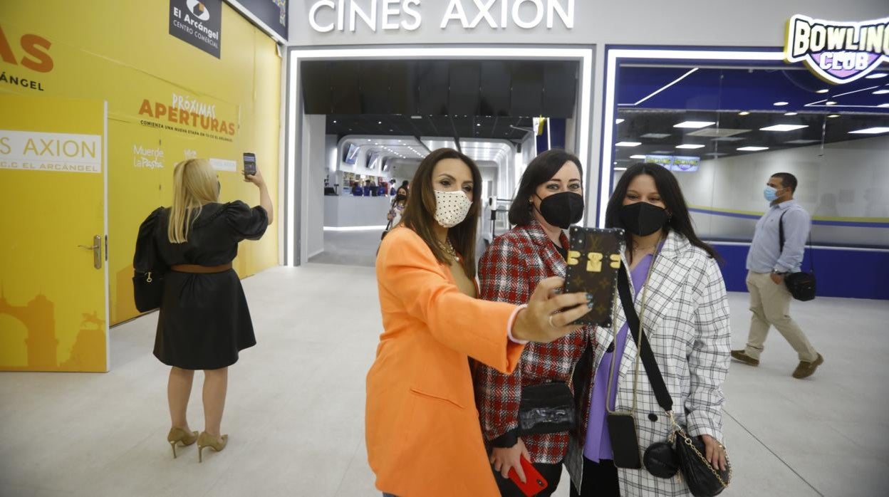 Varias mujeres se hace una autofoto antes de acceder este viernes a la sala de cine