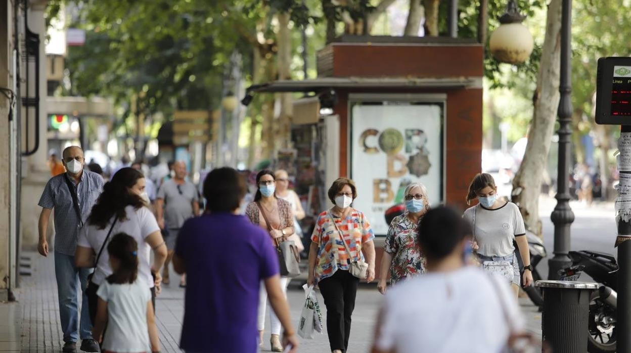 Ambiente en una calle de Córdoba con los ciudadanos con mascarilla